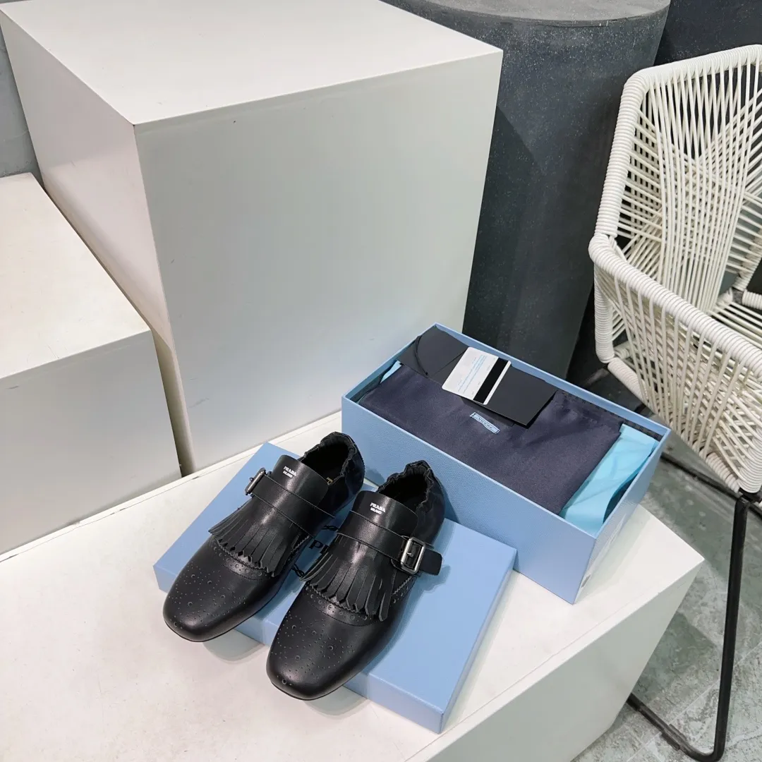 👟👟Ex-factory price 580👟👟! Prada 25 spring and summer catwalk new brogue carved tassel retro loafers and slippers series 🔥 🌟🌟🌟This shoe deliberately presents a classic and retro style, with both masculine temperament and feminine style, forming a binary contrast, highlighting the iconic style of the Prada series. The tassels are crafted using special craftsmanship, and details such as buckles and brogue patterns reveal traditional charm. An unconventional and surprising reinterpretation, the shoe is re-launched in a more fashionable design. The upper is made of imported calfskin, the lining is sheepskin, and the original molded rubber sole. Number of yards: 35-40 (40 pieces are non-refundable). Comes with original packaging.